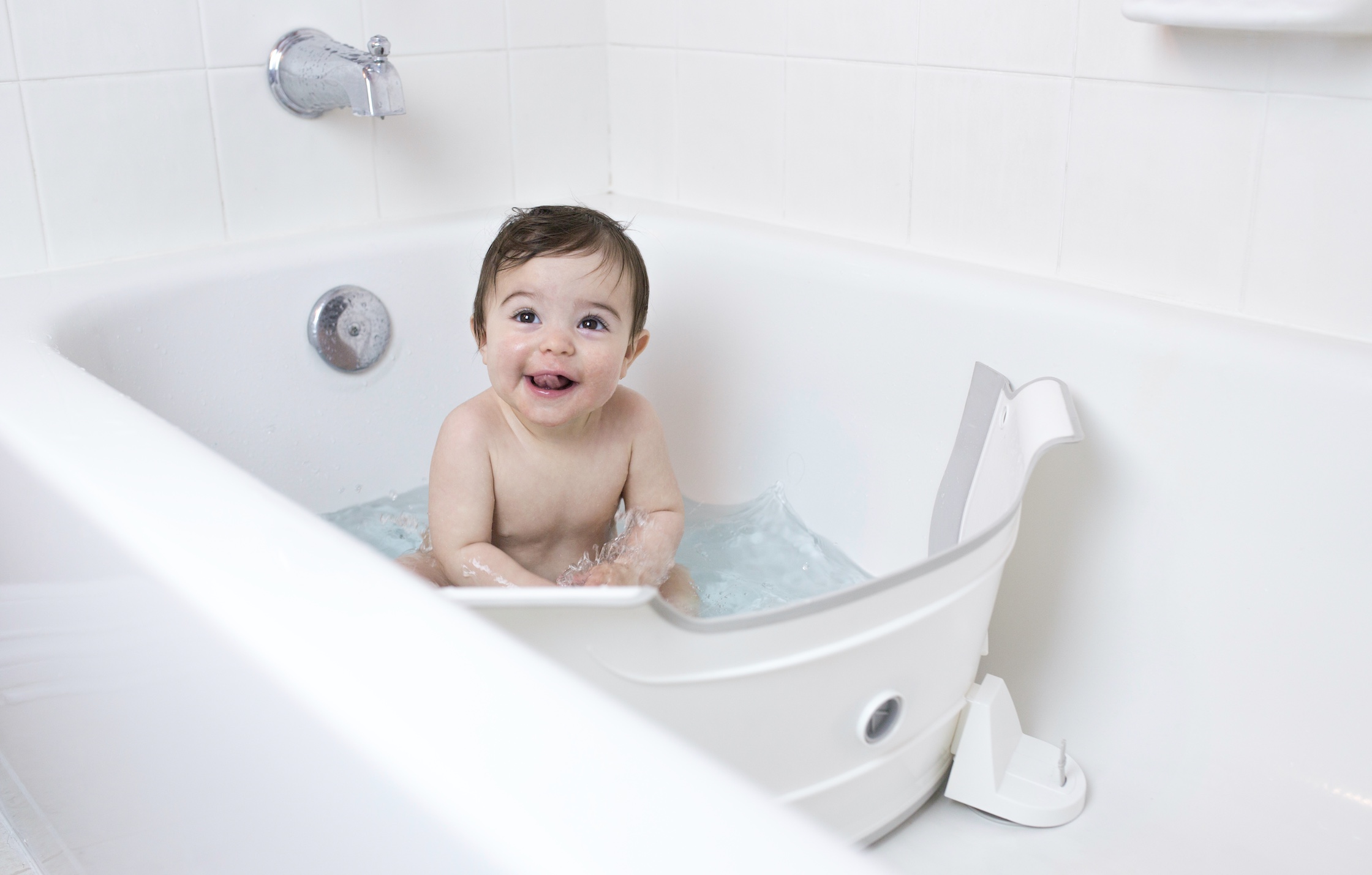 Baby bathing. BABYDAM барьер для ванны. Перегородка в ванну для купания. BABYDAM перегородка для ванны. Перегородка для ванной для малышей.